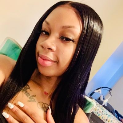 2️⃣2️⃣Aquarius ♒️ Artist & writer ✍🏽 outgoing & spontaneous #Basketball Instagram @prettymoe_5 sc: Queenmonae15