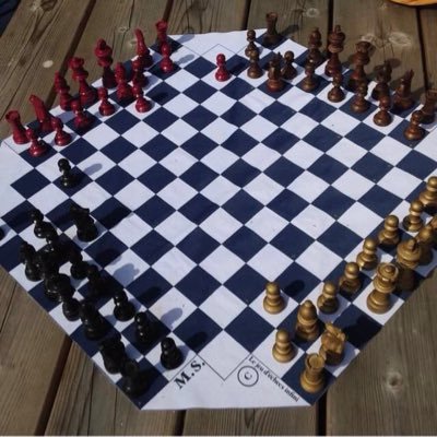 mickaelsauvaux's profile picture. .... Le Jeu d'Échecs Infini .... les règles sont les mêmes, on peut faire des équipes, mais pas de prises en passant, 164 cases..