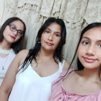 Ciencias Sociales en la Una.Madre de dos hermosas nenas. Casada. Vivo en Asunción. Olimpista de corazón. Soy un ser humano con defectos y virtudes.