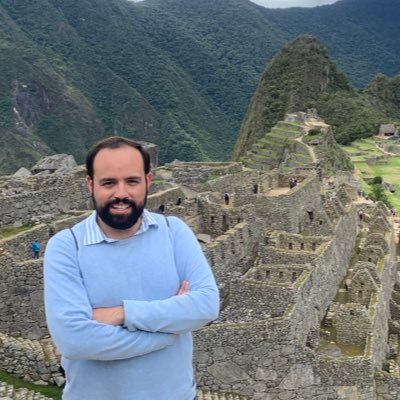 Politólogo, sociólogo, historiador. Buscando imaginarios sociales hasta por debajo de las piedras.