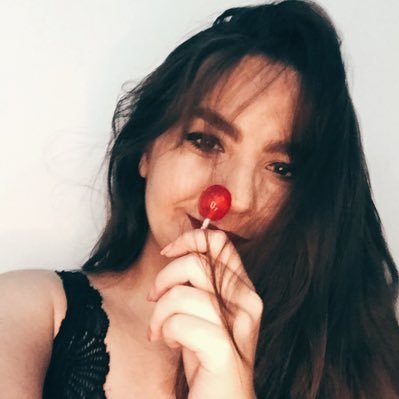 PaulaVelasco11's profile picture. Sutil igual batida de trem.