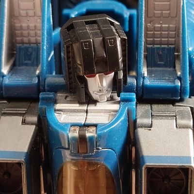 《TF専用垢》
ダラダラと毎週トランスフォーマーの写真をUPしているだけのただのTFコレクターです。
G1~BWまで収集していたが実写公開時に大量放出。
ヘケヘケからTF復帰。
アイコンのMP-7 サンダークラッカーは誕生日に嫁からプレゼントしてもらった唯一のTFです。