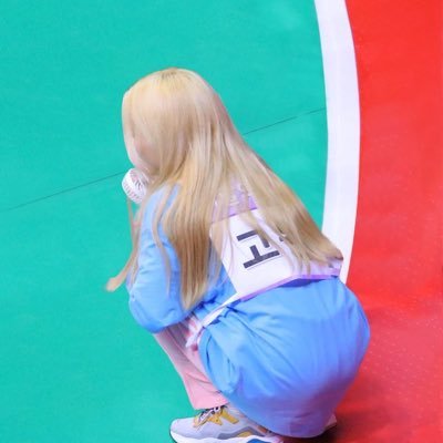 tweet “@loonabeingtiny tiny loona” for a tiny loona pic!