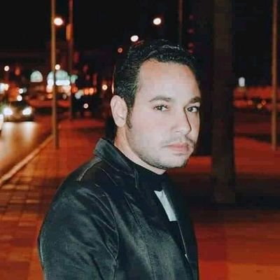 ‏سأبقي طويل الشعر مهلهل الملبس مقطع الحذاء ليبتعد عني من يهتم بالمظاهر والقشور ويقترب مني من ارتقي إلى جوهري