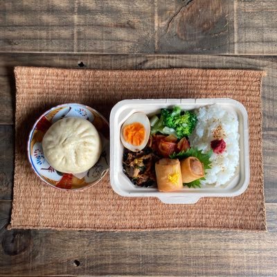 季節の野菜の豚饅、日替わりお惣菜。 食べたい日も、食べたくない日も、食べてほしい。 色んな人の日常を支えたいという思いを詰めたり、包んだりしています。