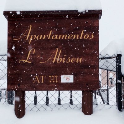 Conjunto de 3 apartamentos para 4/6 personas y 2 estudios para 2/3 personas. Situados el pueblo de Caboalles de Abajo, Laciana, Reserva de la Biosfera.