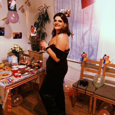 annielaw01's profile picture. jeweller @houseoflaw on insta 🦷