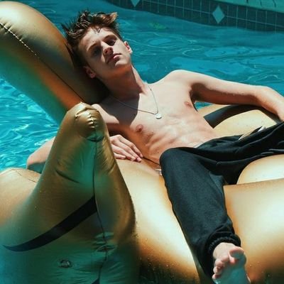 He/Him Dm me if you wanna talk. always horny so just drop us a text.