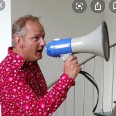 By Chris Piguillet. Vragenmaker. Quizmaster op feesten en in theaters. Vader. En in zijn vrije tijd gastronoom.