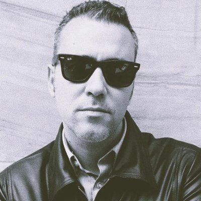 Novelista y crítico musical. Libros: «Luz Blanca/Calor Blanco», «Choca contra el sol» y «Tumba de gravedad». Instagram: @starkbrito