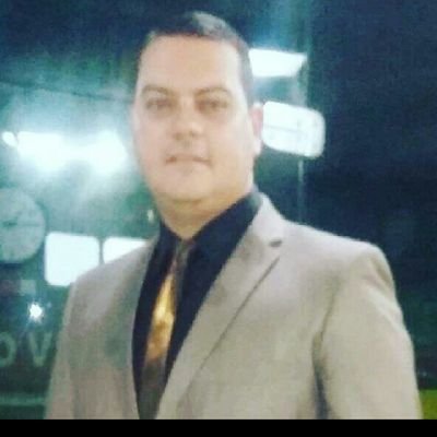 Bacharel em Administração,
MBA em Administração,
Administrador público em atividade.