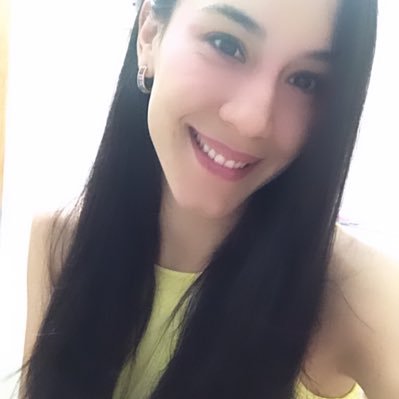 La sonrisa es a menudo el símbolo de la alegria, porque viene del alma. Agradecida con Dios y la vida