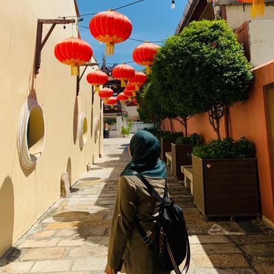 SyirahEyn's profile picture. food and cat