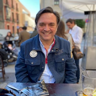 Jugador de equipo disfrutando del segundo tiempo. Marido, TriPadre, Triatleta, Madrileño en Sevilla y del Atleti. Under the Black Flag
