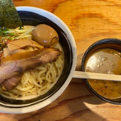 ラーメン、競馬、アニメ好き。休日に必ず一杯のラーメンを食べる生活継続中！2023年は131杯。ラーメンの中でも濃い目の味付けのお店を特に好んで食します！無言フォローすみません🙇‍♂️