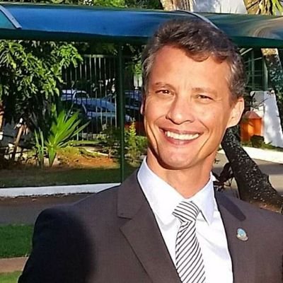 Consultor Legislativo do Senado Federal. Sociólogo. Pai da Maitê e do Renan. Capoeirista. Aprendiz de gaita cromática.