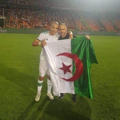 بدلا من التطفل على خصوصيات الآخرين .. حاول أن تتطفّل على المناطق المُظلمة في عقلك .. تلك البُقع التي لم تحظَ بنعمة الفهم حتى الآن.