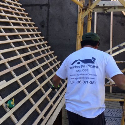 tejados de pizarra,reparación de tejados de pizarra, arreglos de goteras en cubiertas de pizarra, ventanas velux, porches pergolas de pizarra.