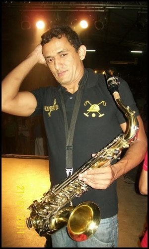 sou musico saxofonista, estou aqui para contatos profissionais,
e tenho a honra de ser o sax da banda @namoronovo_