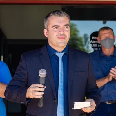 Formado em Agronomia pela UFSM, foi secretário de Administração, Fazenda e Planejamento (2011/2015), atual prefeito de Morrinhos do Sul (2021/2024)