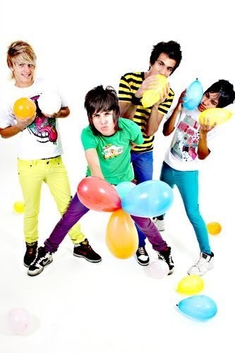 sou um garotinhooo , tenhooo 6 anoos , E gostooo muitooo do Restart ' eles São meus idoloooos '