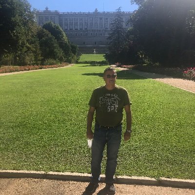 Para ser felices solo hay dos  formas:  Eliminar el miedo a un mal futuro y el recuerdo de un mal pasado.  sé feliz