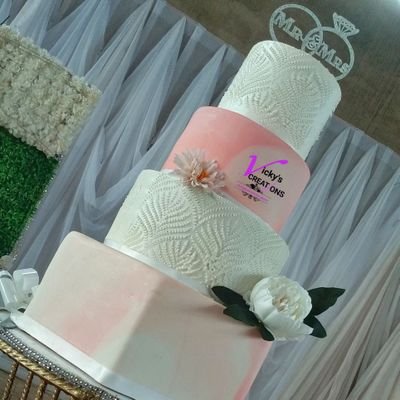 Vickyscreation3's profile picture. Best cakes and Deco in Ibadan🎂
Cakes for all occasions🎂
Yummy pastries🍩
Training