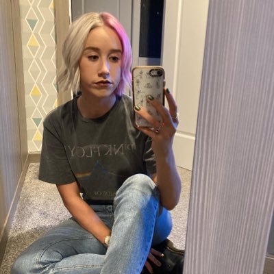 nikkibuskie's profile picture. stay weird 🤘🏼