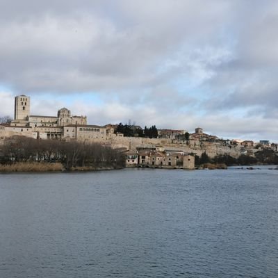 Habitante de un lugar llamado mundo. Entre la capital de España y la del Reino de León (Za)