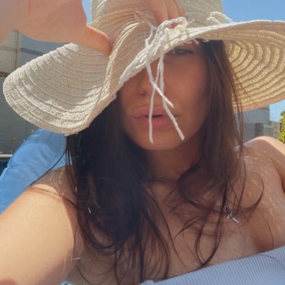 JessVenter08's profile picture. be who you needed when you were younger.