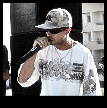 RAPPERR NACIONAL ;MC E PRODUTOR D-LAKAZA , APRESENTADOR DO PROGRAMA SOM DA MASSA  na 105.9 FM  DE S.C.S