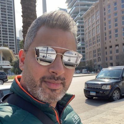 لا تنظر للخلف فَفِيه مَاض زعِجك ولَاتنظر إلَى الْامام فَفِيه مُسْتقبل يُقلقك لَكن أنظر إلَى الأعلى فَهناك رَب يُسعدك .❤️ اللهم يسر امري