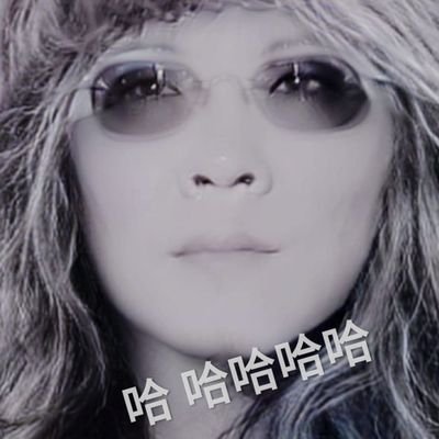 海上的浪花被灯塔的照射而浮現在似乎无盡頭的黑夜裡 黎明的到 來 黎 明 .. . .. .的 到 来. .. .. .