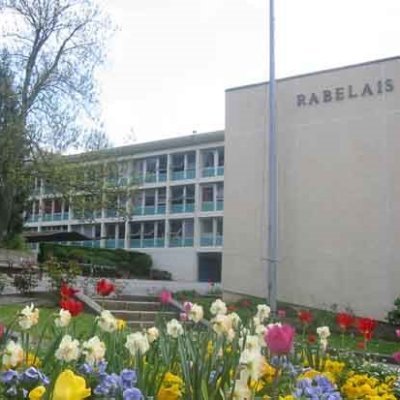 La Cité Scolaire Rabelais est composée du collège Rabelais et du lycée Rabelais. Elle accueille 1450 élèves.