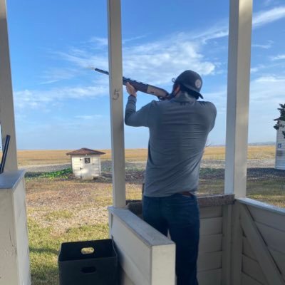 AboveAvgGuy21's profile picture. 