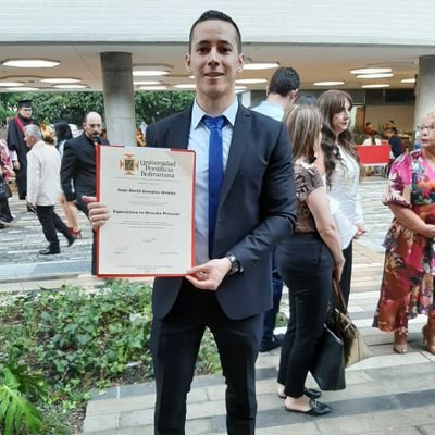 Abogado - U. de Caldas. Esp. en Derecho Administrativo - U Externado. Esp. en Derecho Procesal - UPB. Loco x el O11CE, x el Madrid, x River y x el Liverpool
