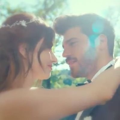 series  
#ozguegürel #CanYaman 
#Dolunay #BayYanlış