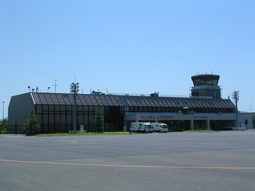 兵庫県北部但馬地方にある滑走路１２００mのコミューター空港です。現在日本エアコミューター（ＪＡＣ）が伊丹空港にＳＡＡＢ３４０で１日２往復就航しています。飛行時間僅か３０分の路線で、飛行高度も低く天気に恵まれれば「天橋立」が上空から見れます。
