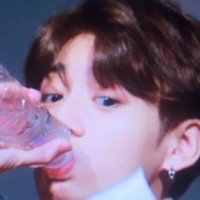 hourly bts⁷ (@hourlycrying) 's Twitter Profile