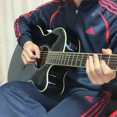 初めまして、KENです。 ゲーム曲のソロギターをメインに弾いています!南沢大介さんのソロギターのしらべも弾きます!気軽にフォローして下さい😊YouTubeチャンネル↓も登録お願いします🙇♂️