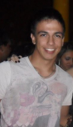 O tempo é rei, e a vida é uma lição
E um dia a gente cresce
E conhece nossa essência e ganha experiência
E aprende o que é raiz então cria consciência.