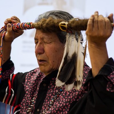 Hablando bien, diciendo lo que es, entonces caminaremos bien. 
La tierra no pertenece al hombre, es el hombre quien pertenece a la tierra.