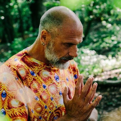 How you breathe defines how you live
Heal trauma, create joy and unlock performance
Learn from my 49 yrs of Breathwork, Meditation and Yoga