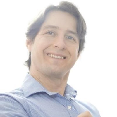 Salvado por Cristo, nacido en Cuenca - Ecuador, esposo y padre de familia, Ingeniero en Comercio Internacional.