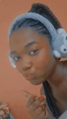 Milionária, linda, estilosa, simpática, preta dos olhos claros, assim é a Rhianna. Eu sou a Esther