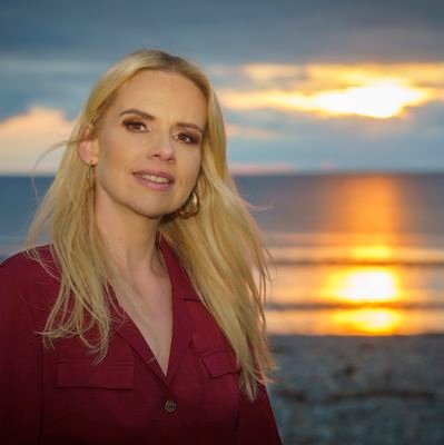 Hogan Cymraeg. Welsh girl on Anglesey.
Be happy. Be kind. Be free...