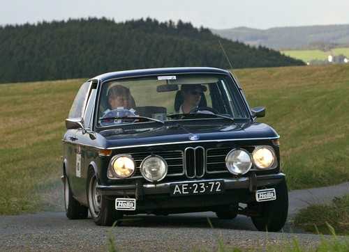 Rallyrijden is mijn ding, geur van warme motorolie en hete remmen en een klassieker die over de rallyroute snort, helemaal goed!