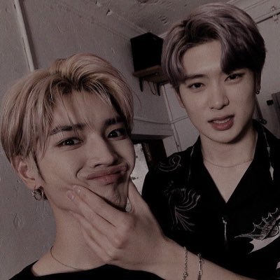 • 까마득한 밤 위태로운 이 순간 희미하게 스쳐 간; 🌊 • never mind; • it’s dripping love