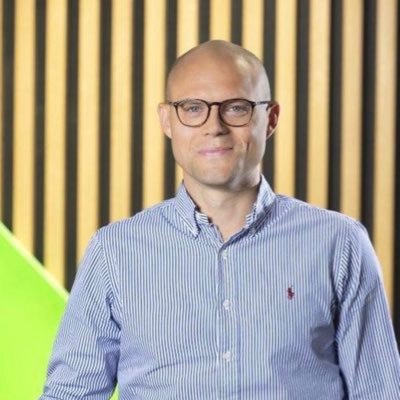 Privat: Löpning/träning, investerings-noob & mat & vin-fantast. Jobb: Head of Sales till yrket @ Elkjøp Nordic. 25 år inom retail med regeln göra för att lära.