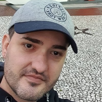 Mente hiperativa. Tem pós em literatura mas é técnico de suprimentos. Escreveu um livro de poesias mas prefere falar de política. Adora esportes mas é gordo...